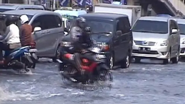 [VIDEO] Kawasan Mangga Dua Terendam Banjir Rob