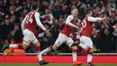 Para pemain Arsenal merayakan gol yang dicetak Shkodran Mustafi ke gawang Tottenham pada laga Premier League di Stadion Emirates, London, Sabtu (18/11/2017). Arsenal menang 2-0 atas Tottenham. (AFP/Daniel Leal-Olivas)