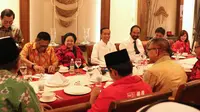 Presiden RI, Joko Widodo (tengah) saat melakukan pertemuan dengan pimpinan partai politik pendukung di Pilpres 2019, Jakarta, Kamis (9/8). Pertemuan membahas koalisi jelang pendaftaran bakal Capres/Cawapres Pilpres 2019. (Liputan6.com/Helmi Fithriansyah)