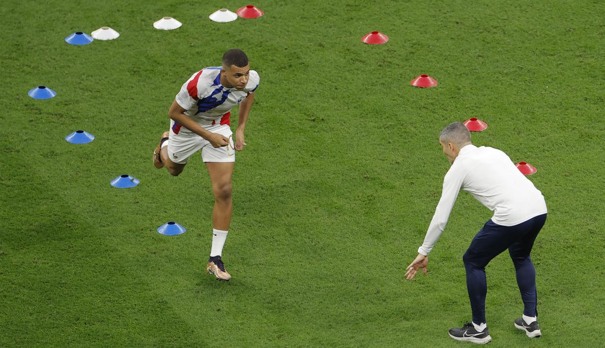 Sebelum pertandingan semifinal Piala Dunia 2022 dimulai kedua tim akan melakukan latihan ringan terlebih dahulu. Tak terkecuali bagi Kylian Mbappe yang ikut serta dalam sesi tersebut. (AFP/Odd Andersen)