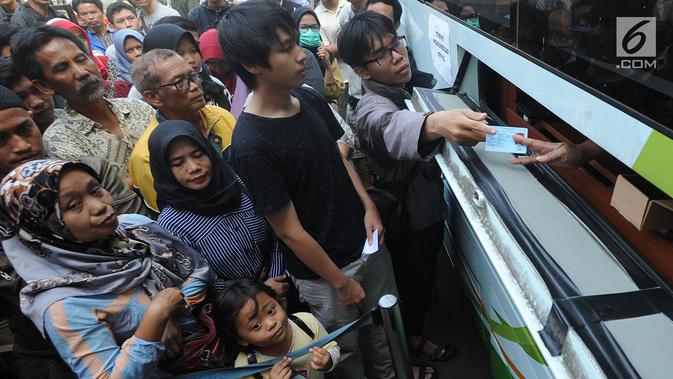 foto jelang lebaran warga antre