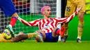 Pemain Atletico Madrid Antoine Griezmann bereaksi saat melawan Barcelona pada pertandingan sepak bola La Liga Spanyol di Stadion Civitas Metropolitano, Madrid, Spanyol, 8 Januari 2023. Antoine Griezmann tampil dengan gaya rambut baru berwarna pink bersama Atletico Madrid. (AP Photo/Manu Fernandez)