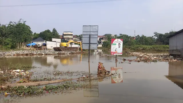 Wali Kota Depok, Mohammad Idris mendatangi lokasi rumah warga yang kebanjiran di Kampung Bulak Barat, Cipayung, Depok.