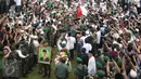 Pelayat mengangkat keranda jenazah tokoh PBNU KH Hasyim Muzadi jelang pemakaman di Ponpes Al-Hikam, Kukusan, Beji, Depok, Kamis (16/3). Jenazah KH Hasyim Muzadi dimakamkan secara militer dengan iringan lantunan tahlil. (Liputan6.com/Immanuel Antonius)