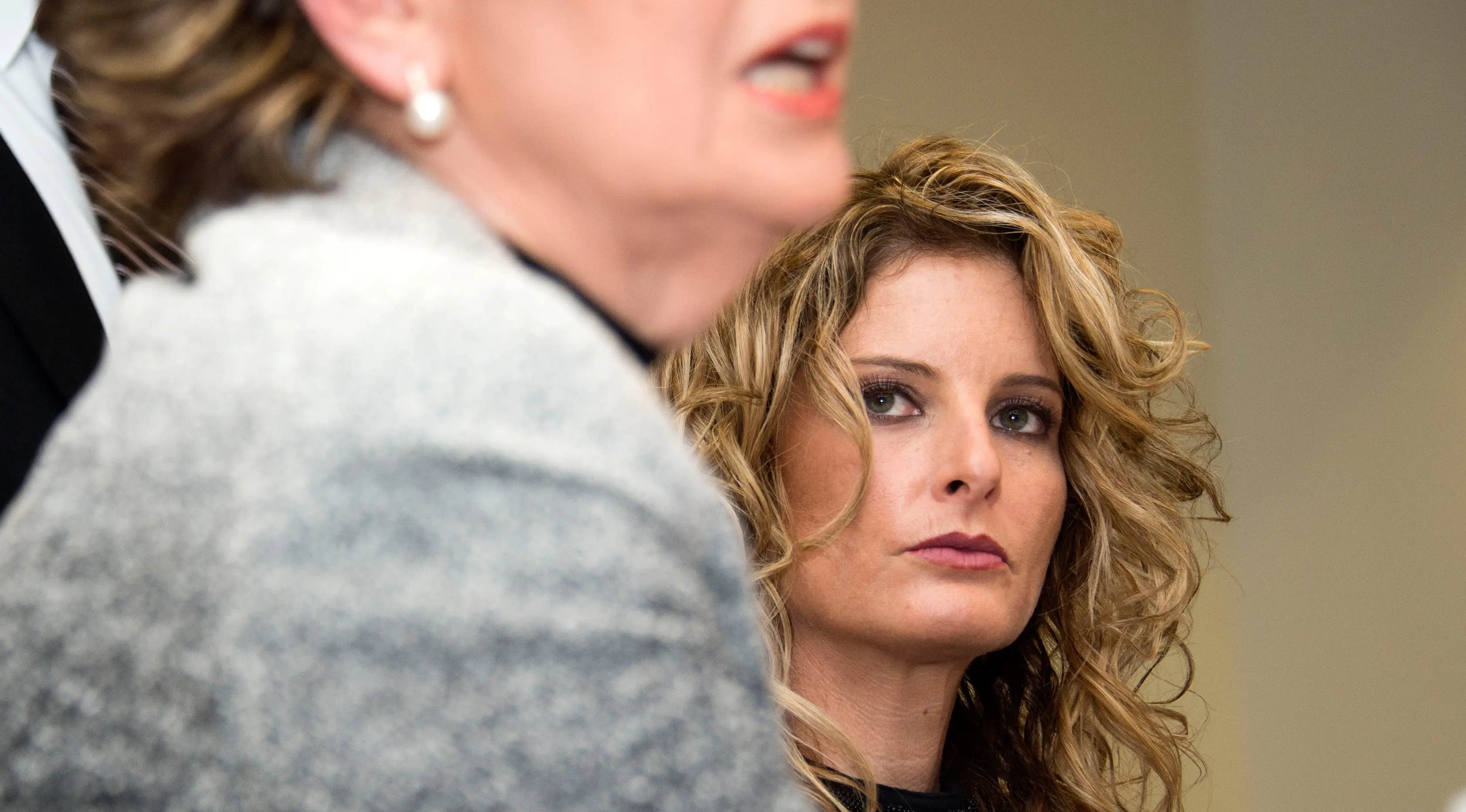  Korban pelecehan seksual Donald Trump, Summer Zervos (kanan) mendengarkan kuasa hukumnya, Gloria Allred saat konpers pengajuan gugatan di Los Angeles, AS (17/1). Summer menggugat Trump atas pencemaran nama baik terhadap dirinya. (AFP Photo/Valerie Macon)