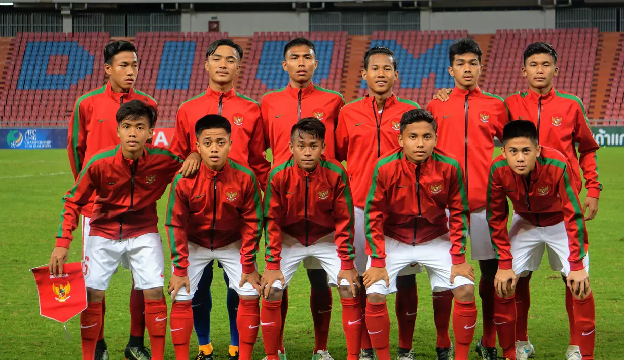 Para pemain Timnas Indonesia U-16 saat bersiap melawan Thailand U-16 pada laga grup G Piala AFC U-16 di Stadion Rajamangala, Bangkok, Senin (18/9/2017). Timnas Indonesia U-16 menang 1-0. (Bola.com/PSSI)