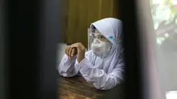 Siswa mengikuti uji coba pembelajaran tatap muka (PTM) perdana di SD Negeri 14 Pondok Labu, Jakarta, Senin (30/8/2021). Adapun seluruh pendidik dan tenaga kependidikan di sekolah yang menerapkan PTM Terbatas mulai hari ini wajib telah divaksinasi COVID-19. (Liputan6.com/Faizal Fanani)