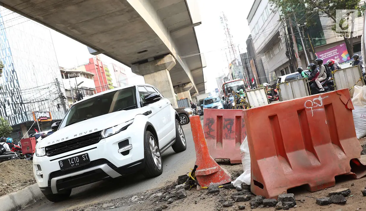 Kendaraan melintasi Jalan Panglima Polim Raya yang mengalami penyempitan di Jakarta, Rabu (8/8). Penyempitan jalan menyebabkan hanya satu jalur yang dapat dilintasi. (Liputan6.com/Immanuel Antonius)