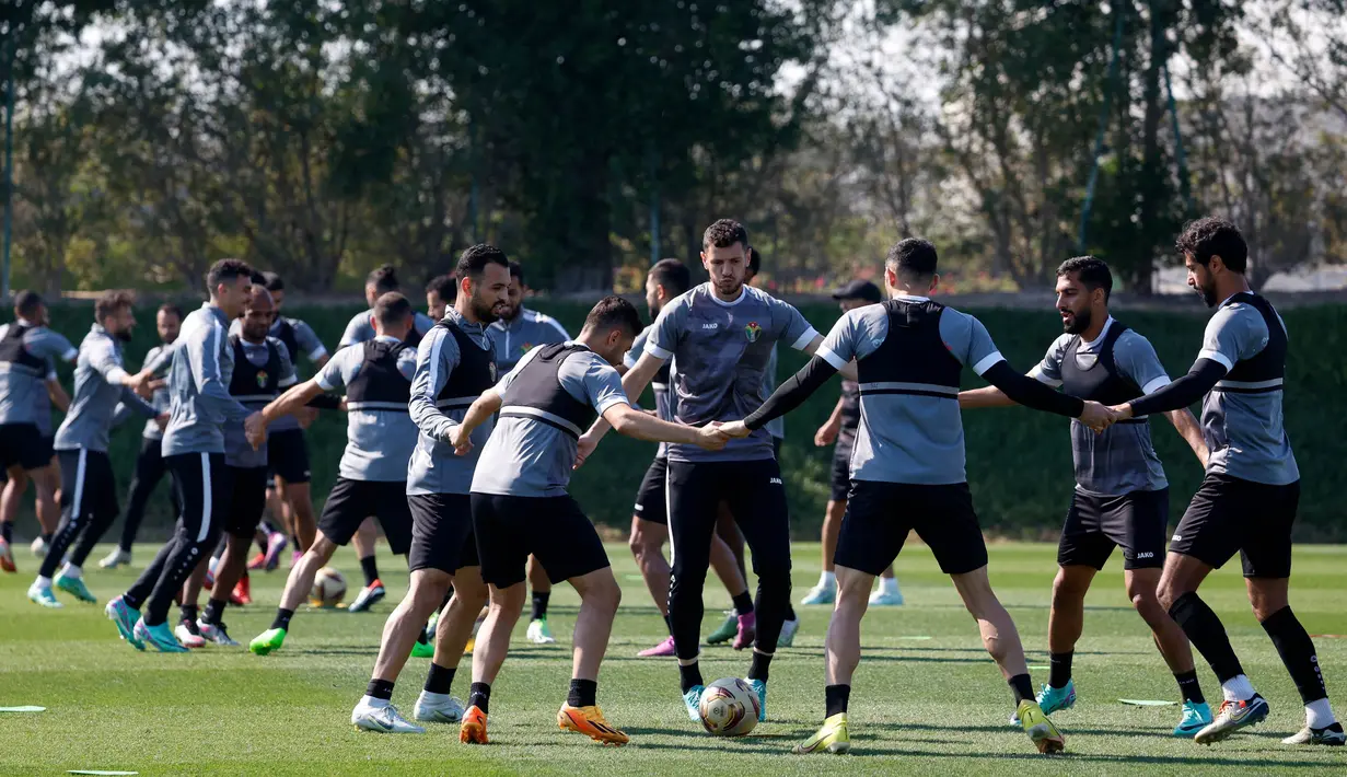 Para pemain Yordania saat sesi latihan di Lusail, Doha pada 9 Februari 2024. (KARIM JAAFAR/AFP)