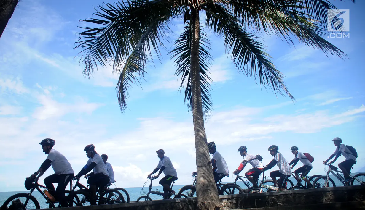 Peserta fun bike mengelilingi pantai pada acara Anyer Urban Festival 2019 di Pantai Anyer, Banten, Sabtu (30/3). Festival tersebut digelar untuk membangkitkan kembali kepercayaan wisatawan pasca tsunami Selat Sunda sebagai salah satu lokasi wisata terbaik di Banten. (Liputan6.com/HO/Elvis)