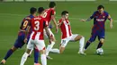 Striker Barcelona, Lionel Messi, berusaha melewati pemain Athletic Bilbao pada laga La Liga di Stadion Camp Nou, Selasa (23/6/2020). Barcelona menang 1-0 atas Athletic Bilbao. (AP/Joan Monfort)