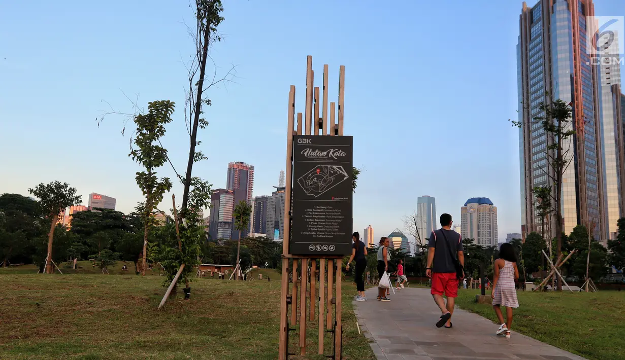 Warga berjalan-jalan di Hutan Kota kawasan Gelora Bung Karno, Jakarta, Minggu (6/1). Warga Jakarta kini memiliki alternatif wisata untuk menghabiskan akhir pekan. (Liputan6.com/JohanTallo)