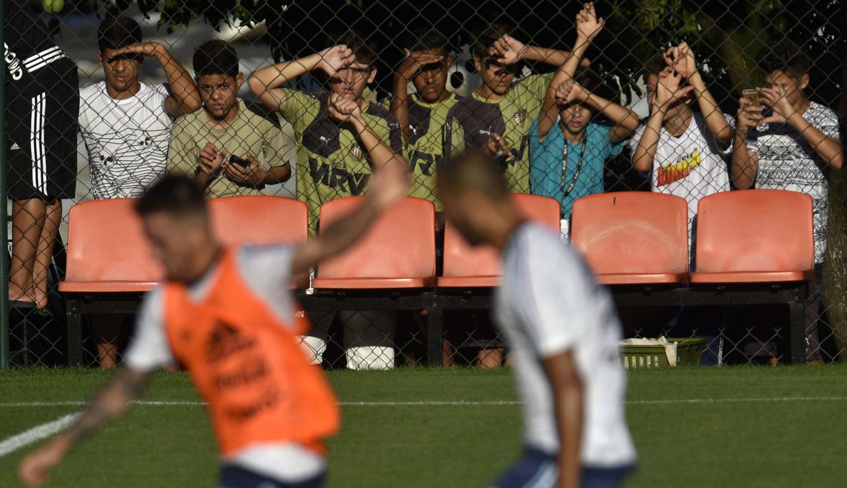 Anak-anak usia muda dari tim Atleico, Brasil menyaksikan para pemain timnas Argentina berlatih sebelum laga kualifikasi Piala Dunia 2018 melawan Brasil di Atletico MG Training Center, Vespasiano, Minas Gerais, Brasil, (8/11/2016). (AFP/Douglas Magno)