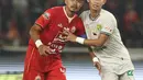 Pemain Persija, Bambang Pamungkas (kiri) saat melawan Persebaya pada Shopee Liga 1 Indonesia di Stadion Utama Gelora Bung Karno Jakarta, Selasa (17/12/2019). Laga melawan Persebaya menjadi pertandingan terakhir Bambang Pamungkas sebagai pesepakbola profesional. (Liputan6.com/Helmi Fithriansyah)