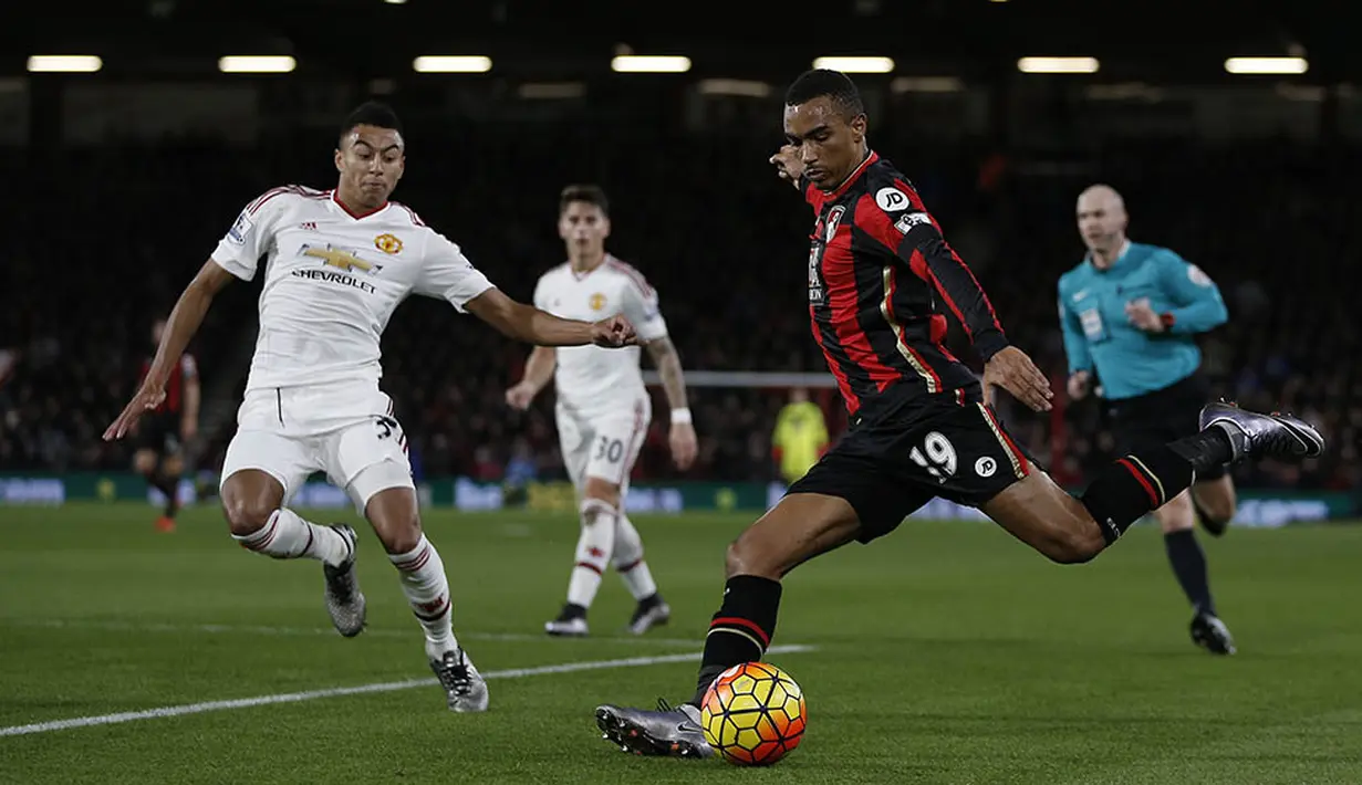 Gelandang MU, Jesse Lingard, mengawal pergerakan pemain Bournemouth, Junior Stanislas, pada laga Liga Premier Inggris di Stadion Vatality, Inggris, Sabtu (12/12/2015). (AFP/Adrian Dennis)