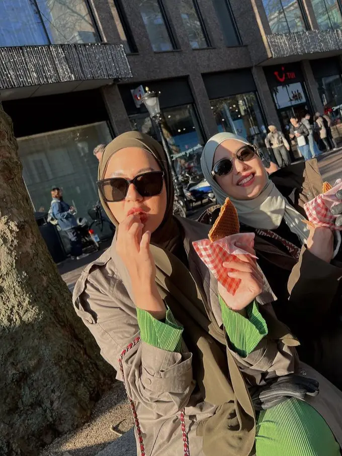 OOTD Paula Verhoeven dan Tya Ariestya di Belanda