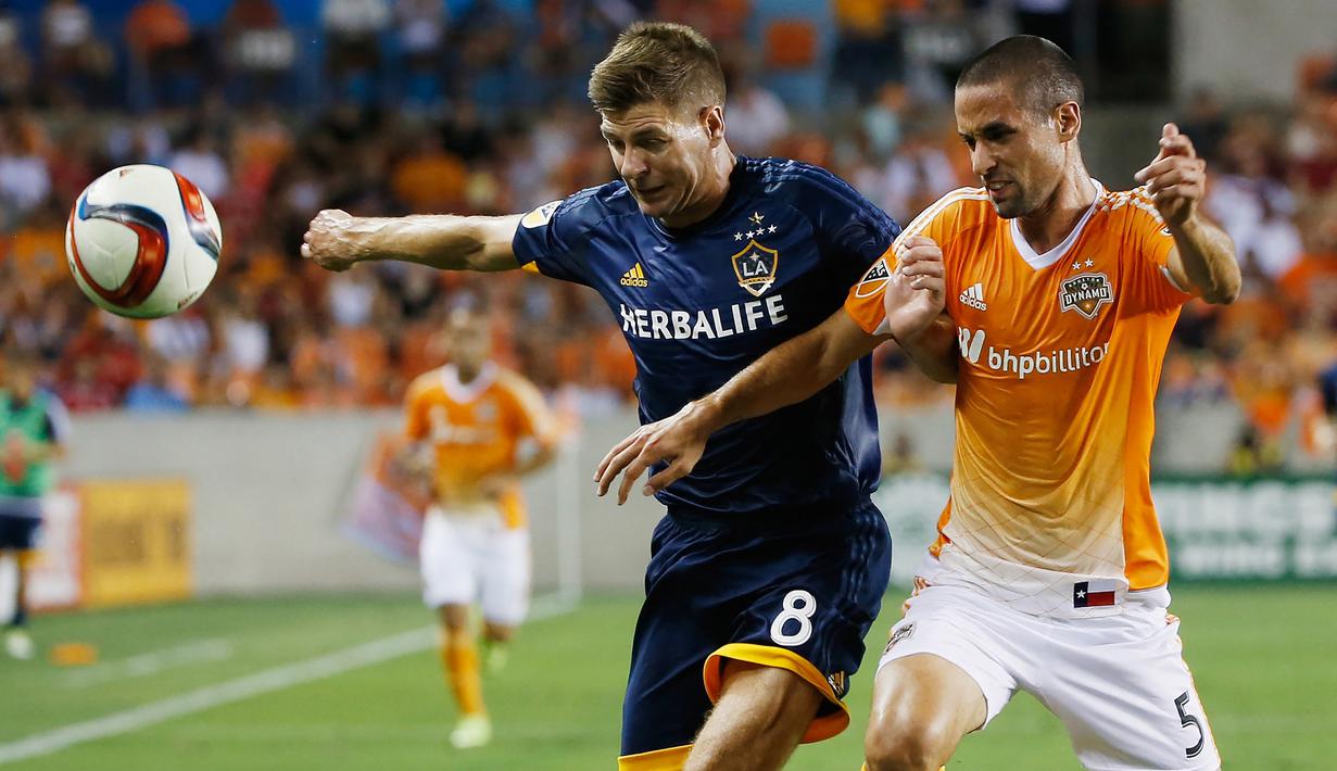 Steven Gerrard. Legenda Liverpool berusia 42 tahun ini gagal menampilkan permainan terbaiknya saat berlaga di MLS selama 2 tahun bersama LA Galaxy pada 2015 hingga 2016. Pelatih yang kini menangani Aston Villa ini tampil tak sesuai harapan bersama LA Galaxy. Ia hanya mampu menyumbang 5 gol dan 15 assist dalam 39 laga dan akhirnya memutuskan pensiun bersama LA Galaxy pada Januari 2017. (AFP/Getty Images/Scott Halleran)