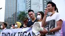 Sejumlah artis bersama aktivis dari Walhi melakukan aksi bertajuk #TinjuMusuhAlam di patung Kuda Arjuna Wiwaha, Jakarta Pusat, Jumat (9/10/2015) sore. (Deki Prayoga/Bintang.com)