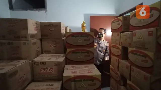 Polres Serang Kota Grebek Penimbunan Minyak Goreng. (Selasa, 22/02/2022). (Liputan6.com/Yandhi Deslatama).