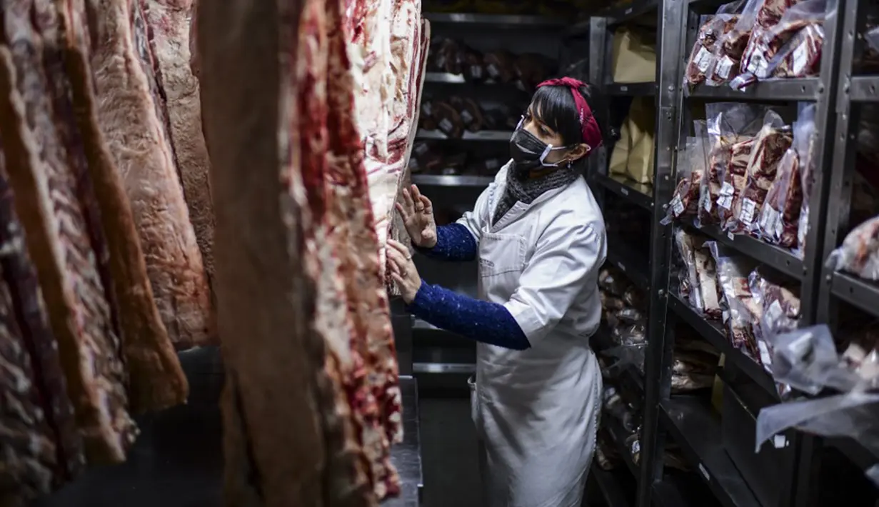 Seorang tukang daging bekerja di toko daging di restoran Don Julio di lingkungan Palermo, Buenos Aires, Argentina, Kamis (20/5/2021). Selama ini Argentina dikenal sebagai negara pengekspor daging sapi terbesar keempat di dunia setelah Brasil, Australia, dan India. (RONALDO SCHEMIDT/AFP)