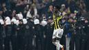 Pemain Fenerbahce, John Duran melakukan selebrasi setelah menccetak gol penyeimbang 1-1 ke gawang Galatasaray dalam laga lanjutan Liga Super Turki 2025/2026 di Chobani Stadium, Istanbul, Turki, Senin (01/12/2025) waktu setempat. (AP Photo/Khalil Hamra)