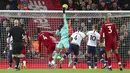 Bek Liverpool, Virgil van Dijk, melepaskan sundulan saat melawan Tottenham Hotspur pada laga Premier League 2019 di Stadion Anfield, Minggu (27/10). Liverpool menang 2-1 atas Tottenham Hotspur. (AP/Jon Super)