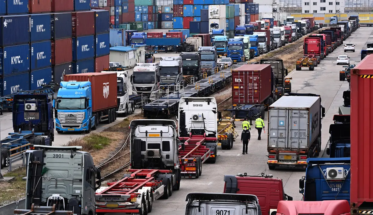 Truk diparkir di samping peti kemas di Inland Container Depot di Uiwang, Korea Selatan, Senin (28/11/2022). Pemogokan ini terjadi atas masalah tarif angkutan merugikan ekonomi yang sudah lemah. (Kim Jong-taek/Newsis via AP)