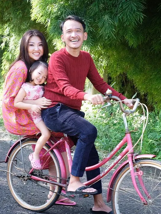 "Gue lebih stres mikirin tepung ama cabai buat usaha gue ketimbang mikirin netizen," kata Ruben Onsu. (Instagram/ruben_onsu)