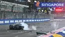 Mobil pembalap Aston Martin, Lance Stroll mengeluarkan asap setelah menabrak dinding lintasan saat sesi Kualifikasi 1 (Q1) Formula 1 GP Singapura 2023 yang berlangsung di Sirkuit Marina Bay, Singapura, Sabtu (16/03/2023). Kekuatan tumbukan tersebut meremukkan sepenuhnya roda kiri depannya dan sejumlah besar sasis di sisi mobil tersebut. (AFP/Lillian Suwanrumpha)