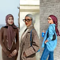 Padu padan knitted dress dan hijab segi empat bermotif sempurna untuk liburan di pantai. [@emyaghnia]