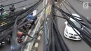 Instalasi kabel semrawut menjuntai di Jalan Dewi Sartika, Jakarta Timur, Sabtu (19/1). Selain mengganggu keindahan kota, kondisi tersebut juga berbahaya karena dapat memicu hubungan pendek arus listrik. (Liputan6.com/Immanuel Antonius)