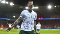 Gelandang Irlandia, James McClean, merayakan gol yang dicetaknya ke gawang Wales pada laga kualifikasi Piala Dunia 2018 di Stadion Cardiff City, Cardiff, Senin (9/10/2017). Wales kalah 0-1 dari Irlandia. (AP/Nigel French)