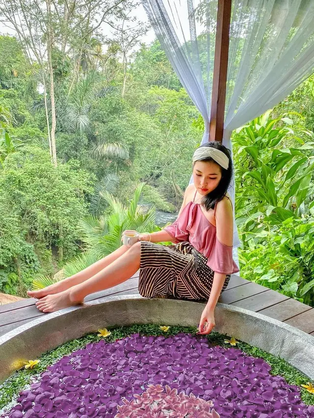 6 Inspirasi Outfit Bernuansa Pink Istri Chef Arnold, Tiffany Soetanto untuk Kesan yang Feminin