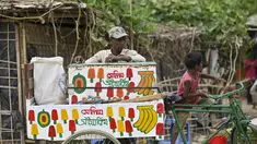 Pengungsi Rohingya menjual es krim di kamp pengungsi Jamtoli, Ukhia (22/3/2022). Ratusan ribu orang Rohingya melarikan diri dari Myanmar yang mayoritas beragama Buddha setelah tindakan keras tahun 2017, yang menjadi subjek kasus genosida di pengadilan tertinggi PBB di Den Haag. (AFP/Munir Uz Zaman)