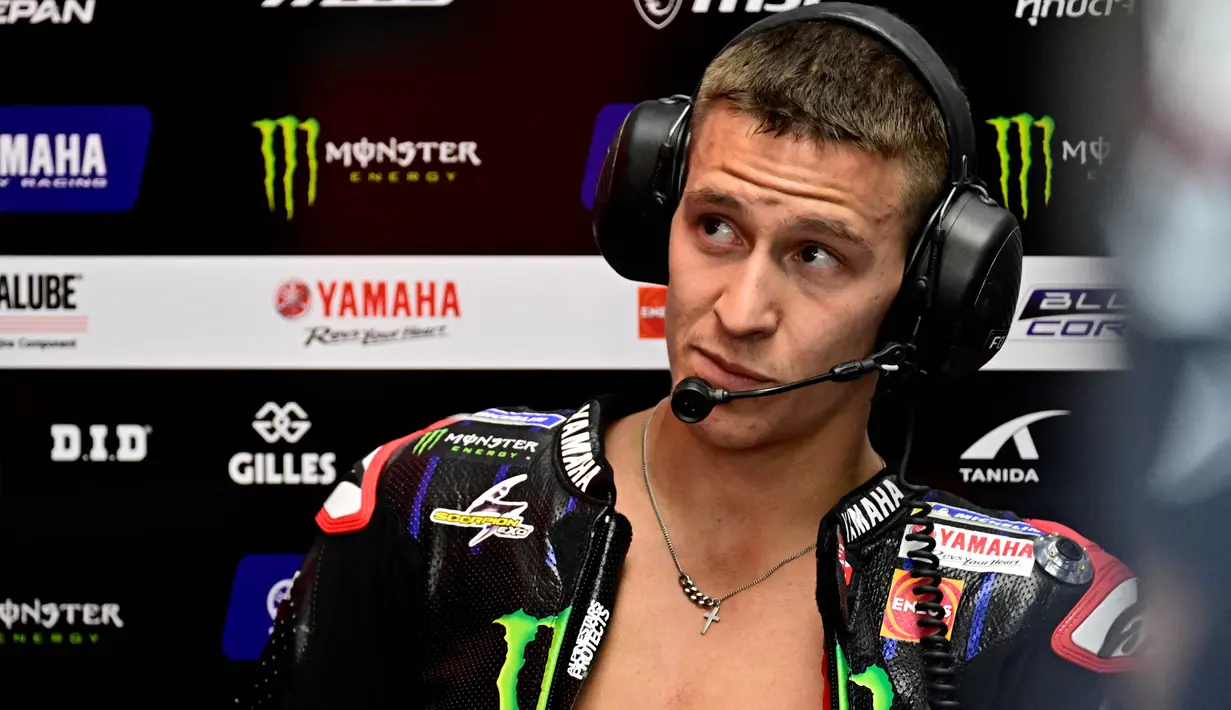 Sementara satu-satunya rival yang bisa menjegal Pecco, Fabio Quartararo terlihat lebih santai dan rileks menghadapi balapan MotoGP Valencia. (AFP/Javier Soriano)