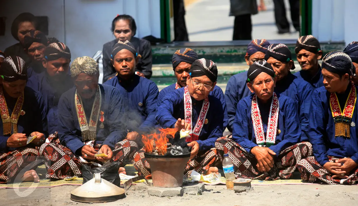 Sejumlah abdi dalem mengikuti prosesi labuhan alit di Pantai Parangkusumo, Yogyakarta, Minggu (8/5). Ritual yang digelar setiap tanggal 30 bulan Rajab dalam kalender Jawa ini memperingati bertahtanya Sri Sultan Hamengku Buwono X. (Foto: Boy Harjanto)