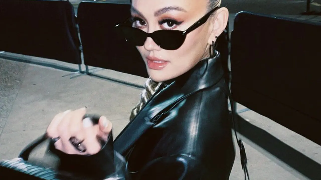 Tampilan Agnez Mo serba Hitam Kenakan Perhiasan Rp70 jutaan di Ajang Penghargaan Musik Internasional Bareng Sang Kekasih