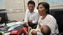 Orangtua korban penculikan anak, Dian Ekawati (kanan) menjelaskan kronologis penculikan bayinya, Jakarta, Selasa (1/3/2016). Para pelaku mengawali aksi mereka dengan menawarkan pekerjaan dan janji membelikan pakaian bayi. (Liputan6.com/Johan Tallo)