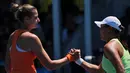 Set kedua berlangsung cukup ketat, Janice Tjen berulang kali memanfaatkan peluang servis dan reli panjang, tetapi konsistensi Karolina Pliskova membuatnya kembali memenangkan set ini dengan skor 6-4. Tampak dalam foto, petenis Indonesia, Janice Tjen (kanan) memberi selamat kepada Karolina Pliskova dari Republik Ceko usai pertandingan babak kedua tunggal putri turnamen tenis Australian Open 2026, di Melbourne, Kamis (22/1/2026). (AP Photo/Dar Yasin)