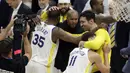 Para pebasket Golden State Warriors merayakan kemenangan atas Cleveland Cavaliers pada final NBA di Quicken Loans Arena, Ohio, Jumat (8/6/2018). Warriors juara setelah menang 4-0 atas Cavaliers. (AFP/Tony Dejak)