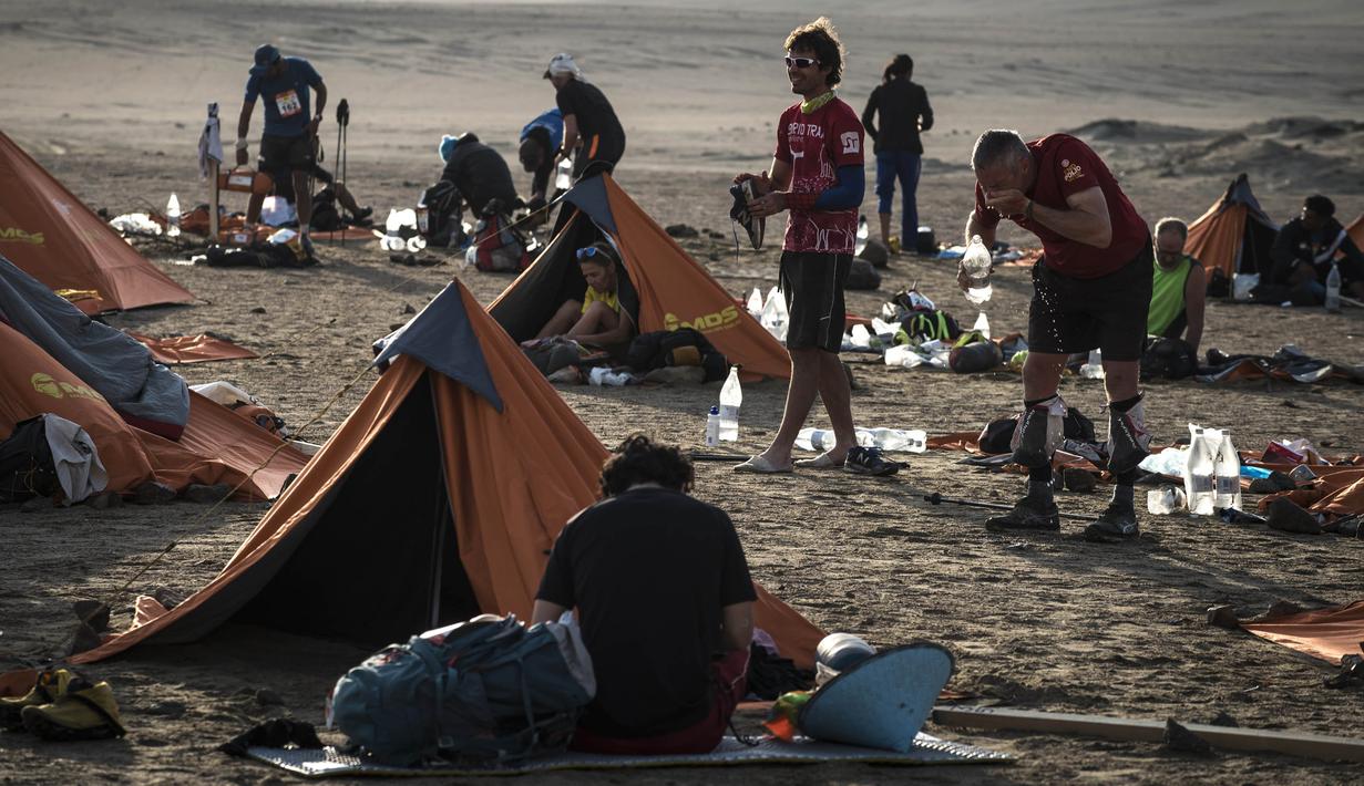 Para peserta beristirahat dengan tenda saat mengikuti lomba marathon sejauh 250 kilometer di Gurun Ica, Kamis (30/11/2017). Marathon yang terbagi dalam enam tahapan ini diprediksi akan berakhir pada 4 Desember. (AFP/Jean-Philippe Ksiazek)