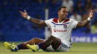 Striker Lyon, Memphis Depay terjatuh saat menghadapi Chelsea dalam International Champions Cup (ICC) di Stamford Bridge, London, Inggris, Selasa (7/8). Chelsea menang 5-4 atas Lyon. (Ian KINGTON/AFP)