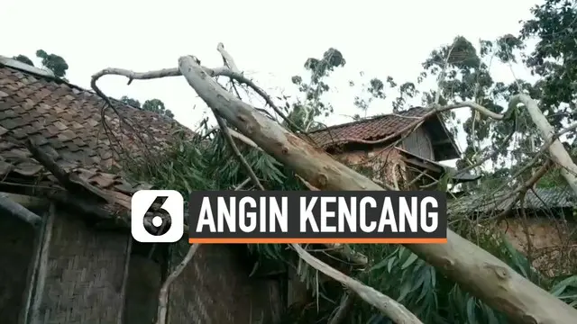 Angin kencang merusak puluhan rumah di Kabupaten Bandung Barat. Angin yang terjadi sejak Minggu malam hingga Senin dini hari membuah warga Pengalengan mengungsi.