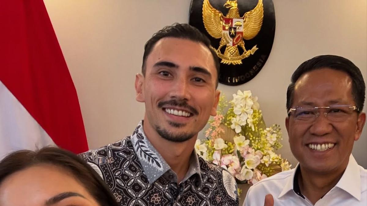 Gaya Formal Jessica Iskandar Dampingi Vincent Verhaag yang Resmi Jadi WNI, Tenteng Tas Hermes Hitam