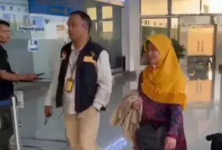 Sri Titik Azizah dijemput dari Bandara Semarang menuju rumahnya di Jepara. (Liputan6.com/Arief Pramono)