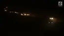 Tidak adanya lampu penerang jalan serta kondisi jalan yang berdebu di Tol Fungsional tersebut membuat kondisinya gelap gulita pada malam hari, Jawa Tengah, Kamis (22/6). (Liputan6.com/Gempur M Surya)