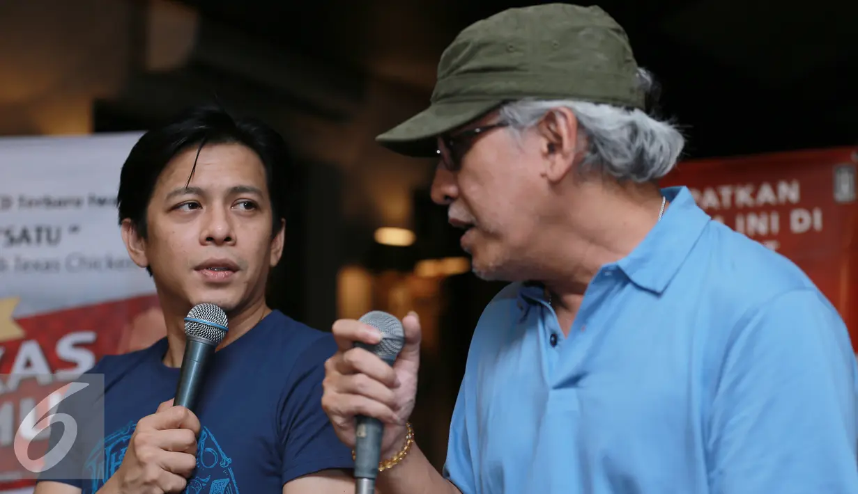 Ariel Noah dan Iwan Fals memberikan keterangan pers saat peluncuran Album Satu di kawasan Menteng, Jakarta, Rabu (11/05/2016). Album Satu ini kolaborasi antara Iwan Fals, Noah, Nidji, D'masiv dan Geisha. (Liputan6.com/Herman Zakharia)