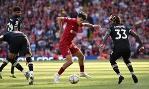 Stefan Bajcetic. Bek tengah Spanyol milik Liverpool U-18 ini menjadi pemain termuda keempat yang melakukan debut di Liga Inggris musim 2022/2023. Ia berusia 17 tahun, 10 bulan dan 5 hari saat diturunkan pelatih Jurgen Klopp pada pekan ke-4 (27/8/2022) melawan tamunya Bournemouth. Dalam laga yang dimenangi The Reds 9-0 tersebut, ia masuk menggantikan Jordan Henderson pada menit ke-70. (AFP/Oli Scarff)