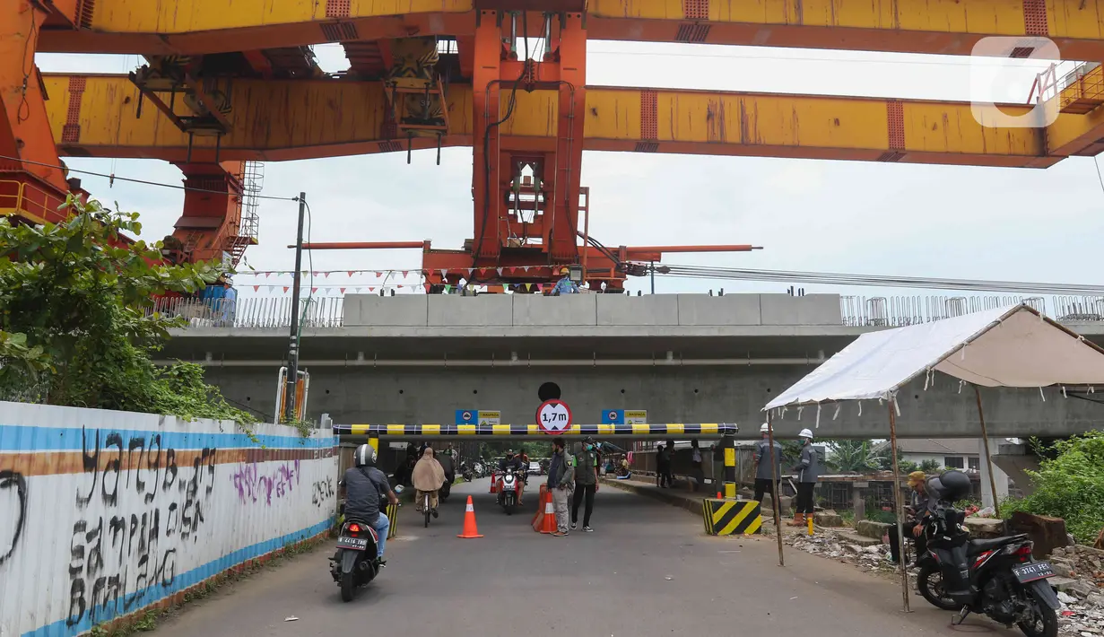Sejumlah warga melintas di Jembatan Antelope, Curug, Bekasi, Jawa Barat, Selasa (14/6/2022). Jembatan Antelope tidak amblas melainkan adanya pemasangan girder proyek kereta cepat dan hanya dapat dilalui kendaraan dengan ketinggian maksimal 1,7 meter dari tanggal 13 Juni hingga 10 Agustus 2022. (Liputan6.com/Herman Zakharia)