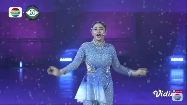 6 Potret Dewi Perssik Nyanyi Sambil Ice Skating di HUT Indosiar ke-28, Pukau Penonton